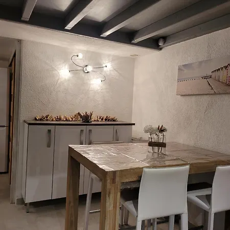 Maisonnette Vue Zone Naturiste